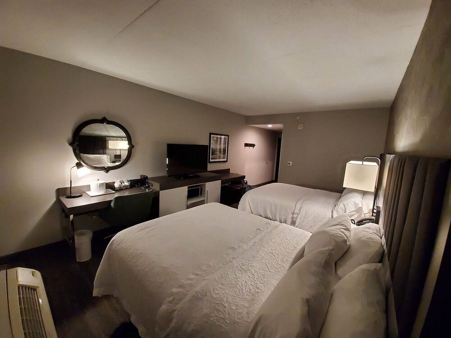 Hampton Inn Suites Winston Salem Downtown — Guest room