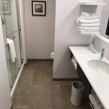 Hampton Inn Suites Wisconsin Dells — Bathroom