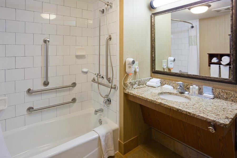 Hampton Inn Superior Duluth — Bathroom