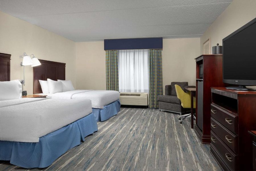 Hampton Inn Syracuse Clay — Guest room
