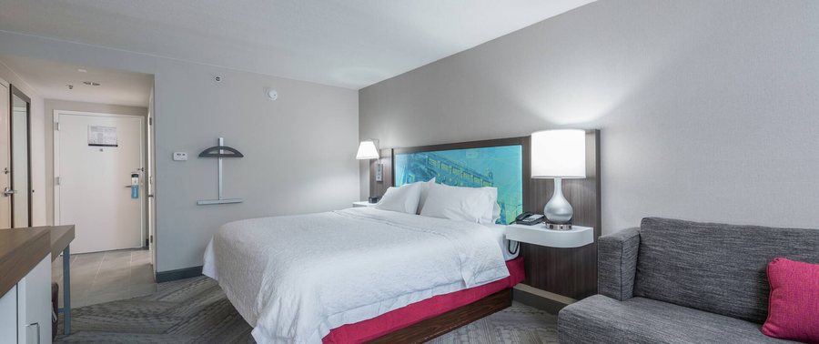 Hampton Inn Tampa Veterans Expwy Airport North — Guest room