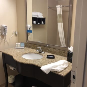 Hampton Inn Topeka — Bathroom