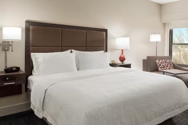 Hampton Inn Topeka — Guest room
