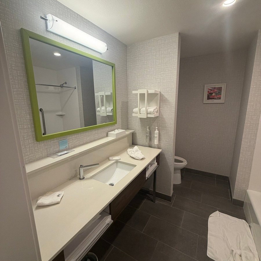 Hampton Inn Tropicana — Bathroom