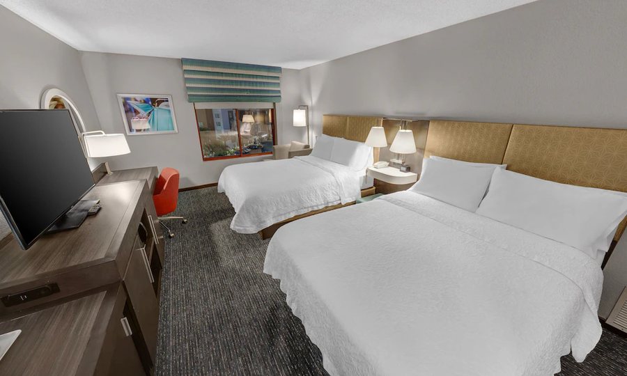 Hampton Inn Tropicana — Guest room