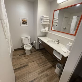 Hampton Inn Tucson Airport — Bathroom
