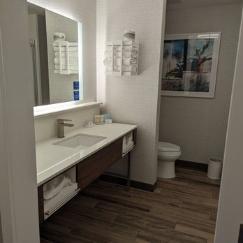 Hampton Inn Tucson Downtown — Bathroom