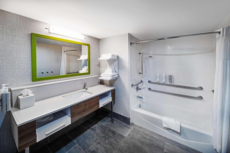 Hampton Inn Tulsa Sand Springs — Bathroom