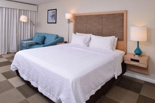 Hampton Inn Tulsa Sand Springs — Guest room