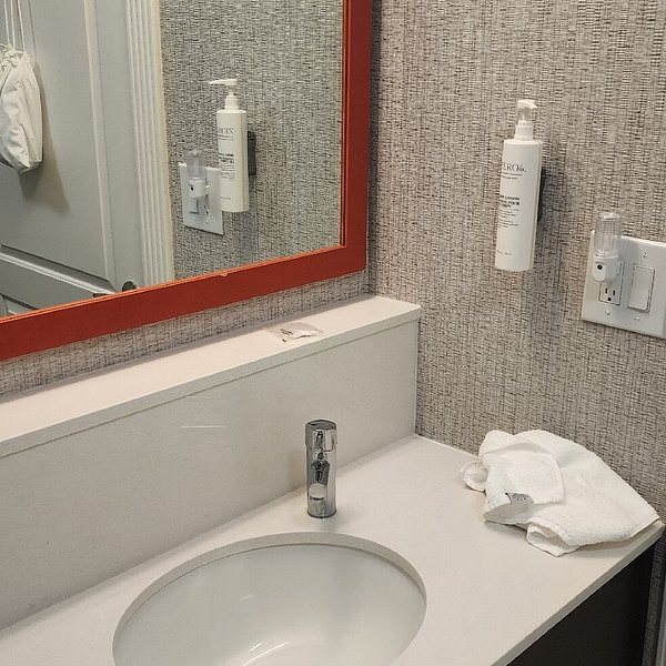 Hampton Inn Ukiah — Bathroom