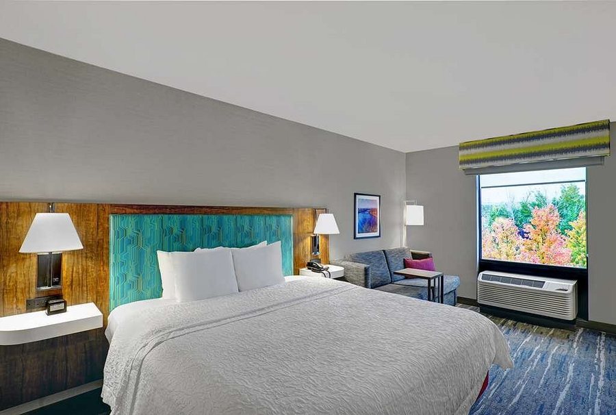 Hampton Inn Utica — Guest room