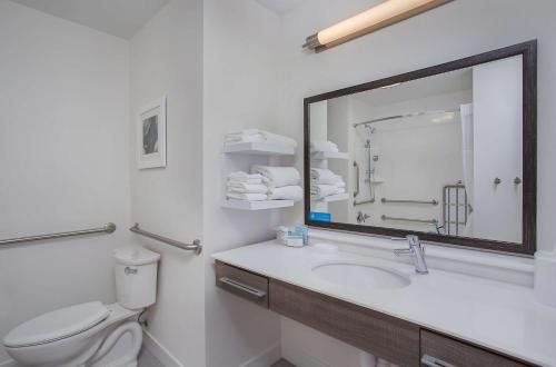 Hampton Inn Vincennes Vincennes Indiana — Bathroom