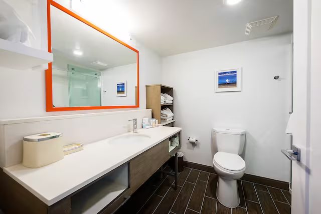 Hampton Inn Virginia Beach Oceanfront North — Bathroom