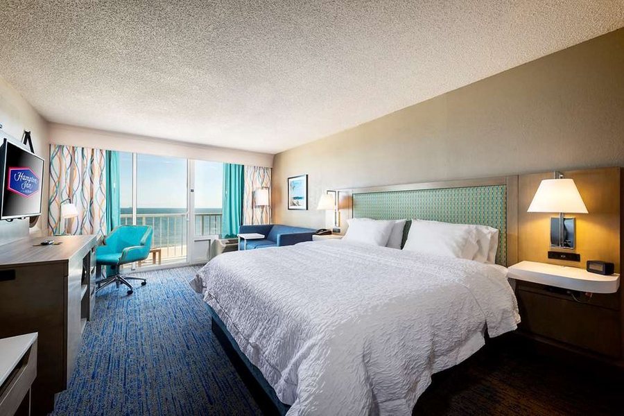 Hampton Inn Virginia Beach Oceanfront North — Guest room