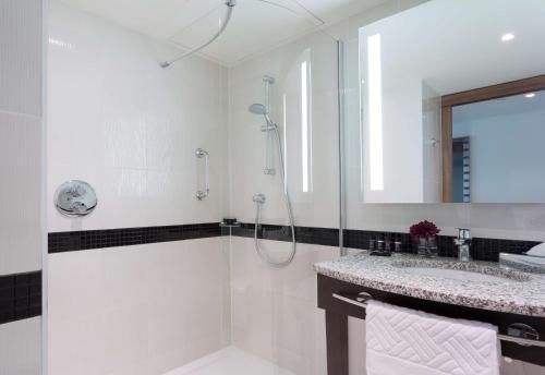 Hampton Inn Warsaw — Bathroom