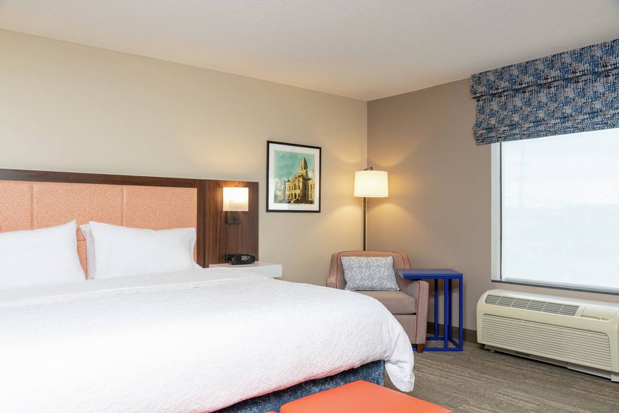 Hampton Inn Warsaw — Guest room