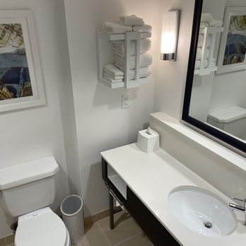 Hampton Inn Washington Downtown Convention Center — Bathroom