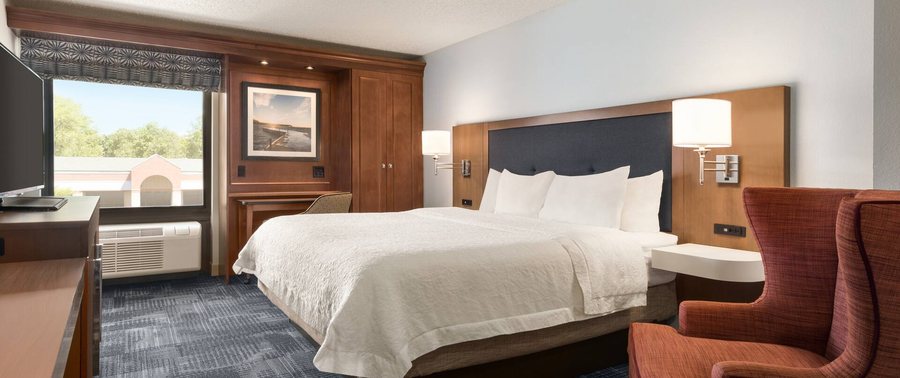 Hampton Inn Wausau — Guest room