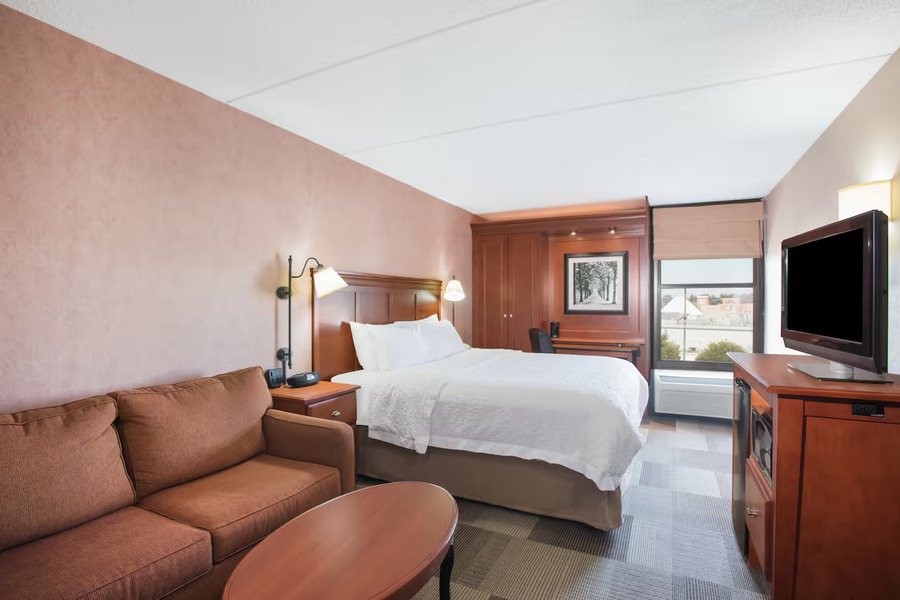 Hampton Inn West Springfield — Guest room