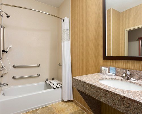 Hampton Inn Wichita east — Bathroom