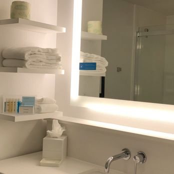 Hampton Inn Wilmington Downtown — Bathroom