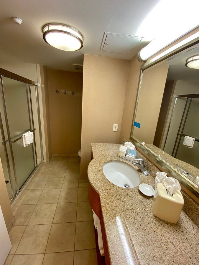 Hampton Inn Wilmington University Area Smith Creek Station — Bathroom