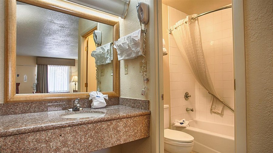 Hampton Inn Yemassee Point South — Bathroom