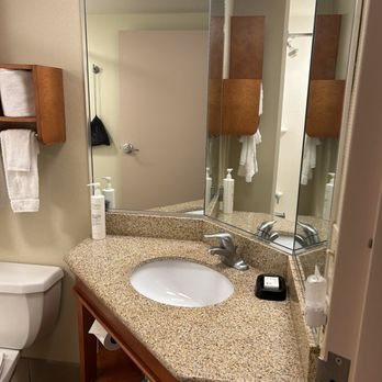 Hampton Inn York — Bathroom