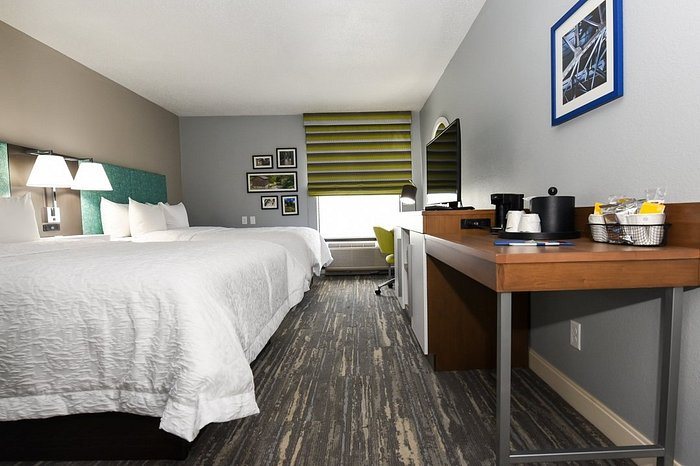 Hampton Inn Youngstown North — Guest room