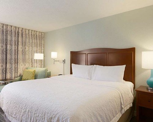 Hampton Inn Zanesville — Guest room