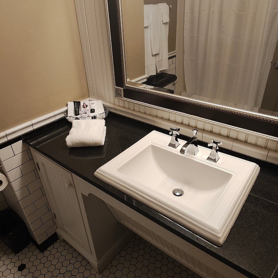 Hangar Hotel — Bathroom