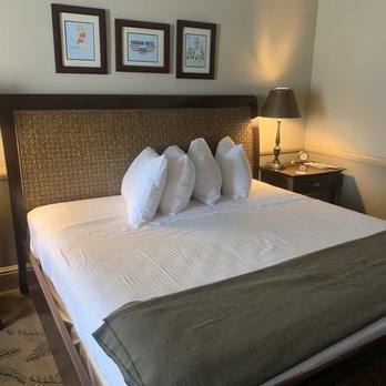 Hangar Hotel — Guest room