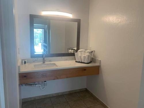 Hanging Lake Inn — Bathroom