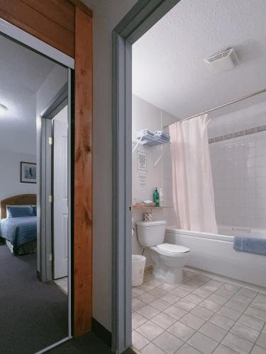 Hannagan Meadow Lodge — Bathroom