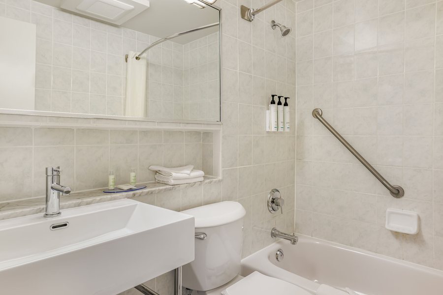 Hanover House Bed Breakfast — Bathroom