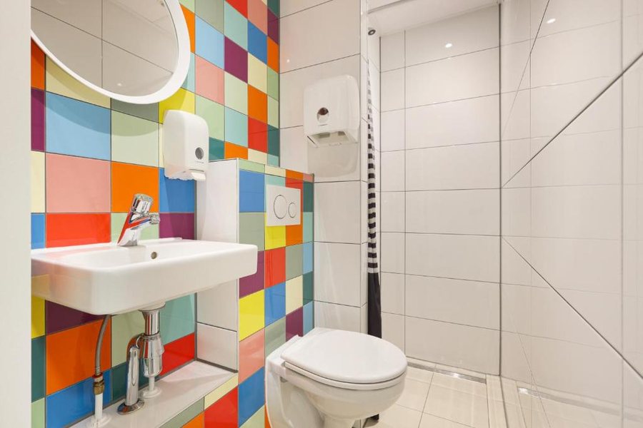 Hans Brinker Hostel Amsterdam — Bathroom