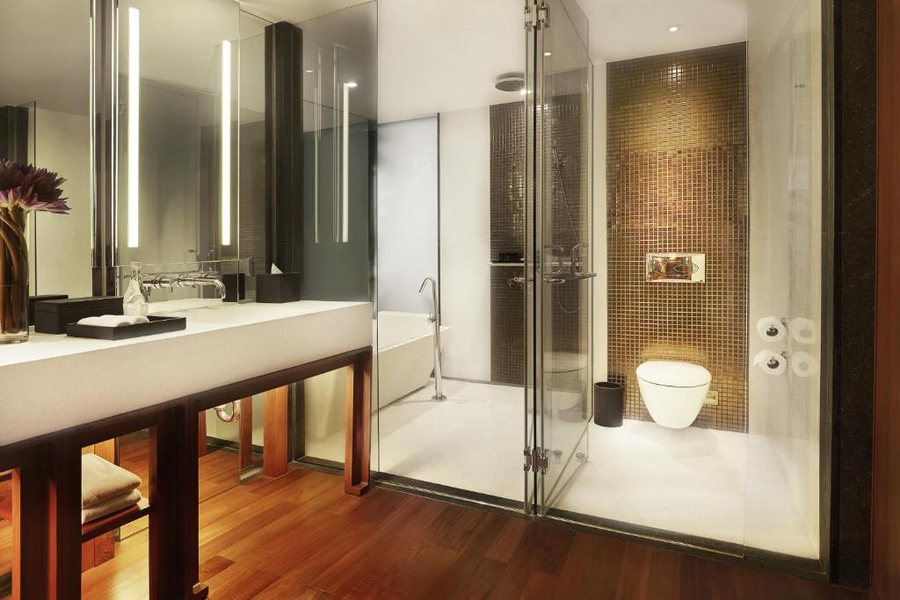 Hansar Bangkok Hotel — Bathroom