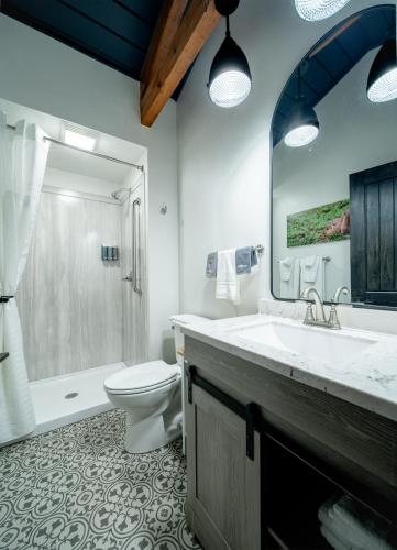 Hansen Inn Cabins — Bathroom