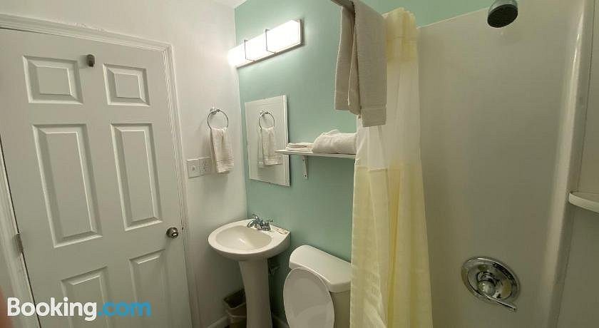Happy Hollow Motel — Bathroom