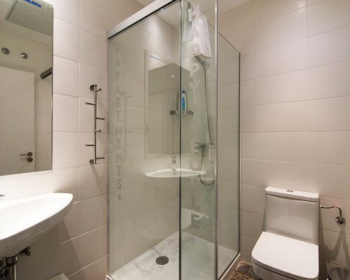 Happy People Ramblas Harbour Apartments Barcelona Catalonia — Bathroom