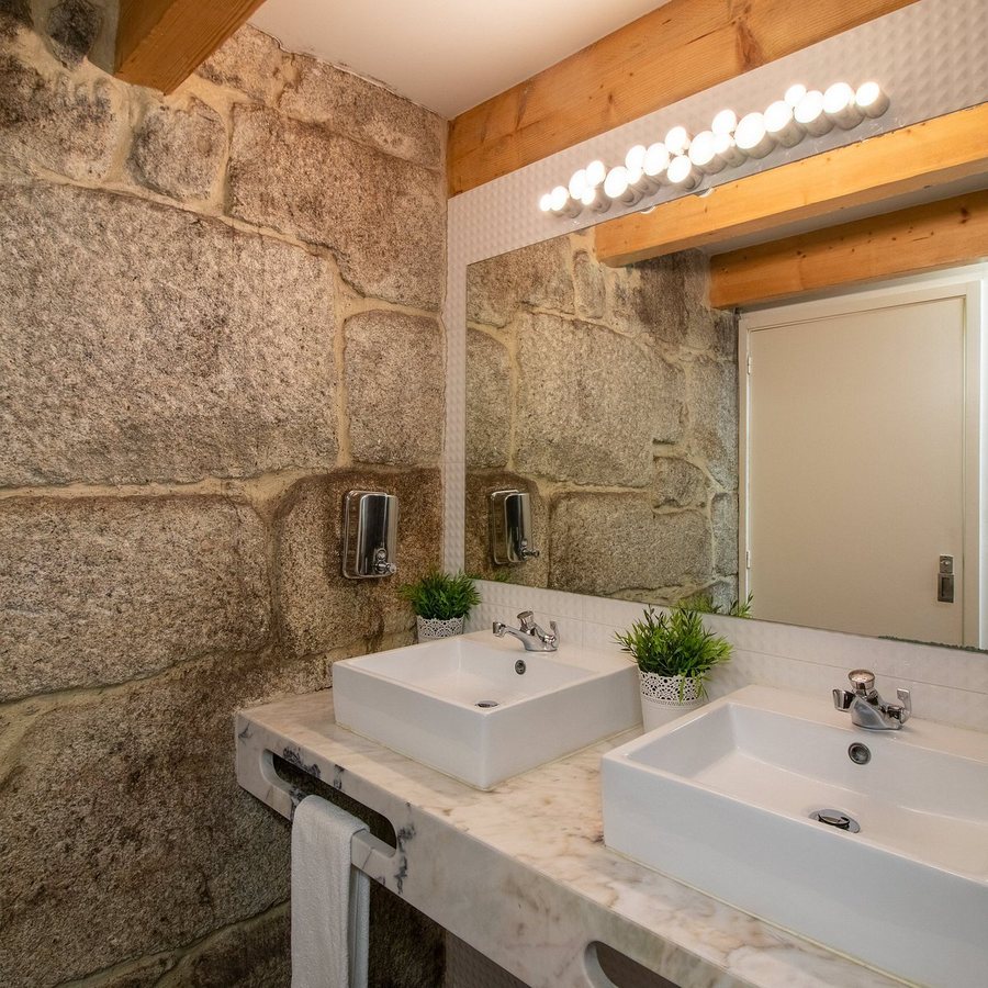 Happy Porto Hostel — Bathroom