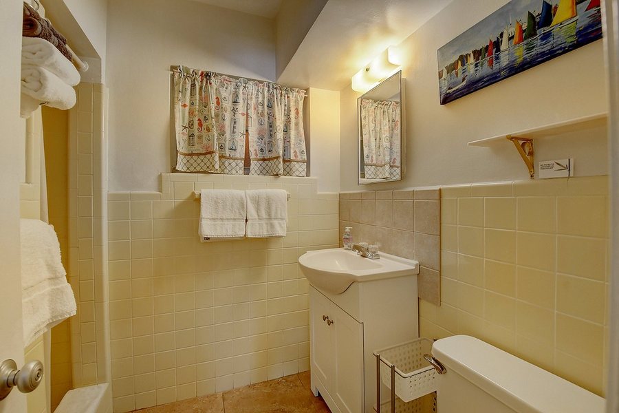 Happy Trails Bed Breakfast — Bathroom