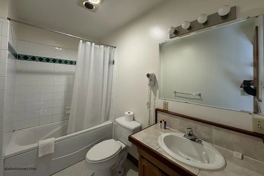 Harbor 360 Hotel — Bathroom