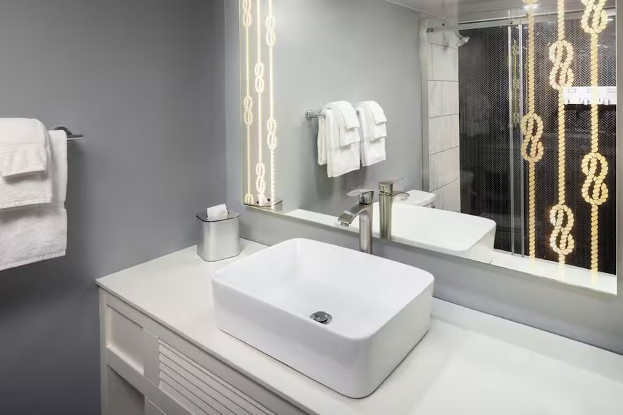 Harbor Hotel Provincetown — Bathroom