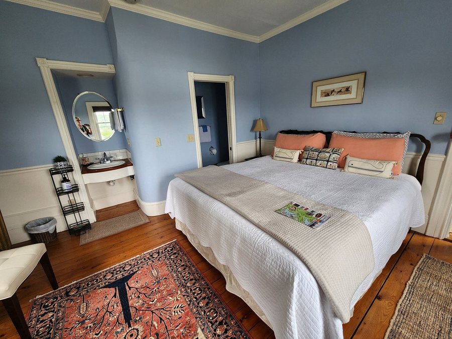 Harbor House Hotel by Umaniii Jonesport Maine — Guest room