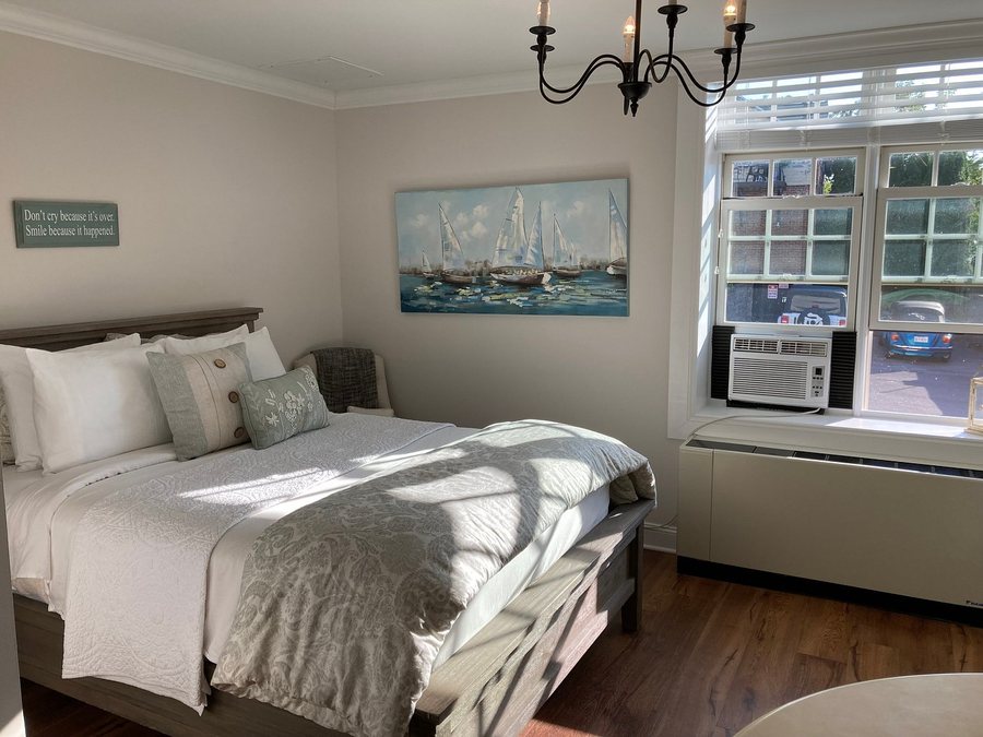 Harbor House Inn — Guest room