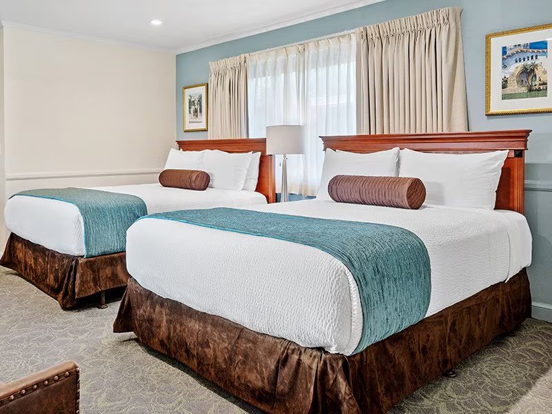 Harbor House Inn — Guest room