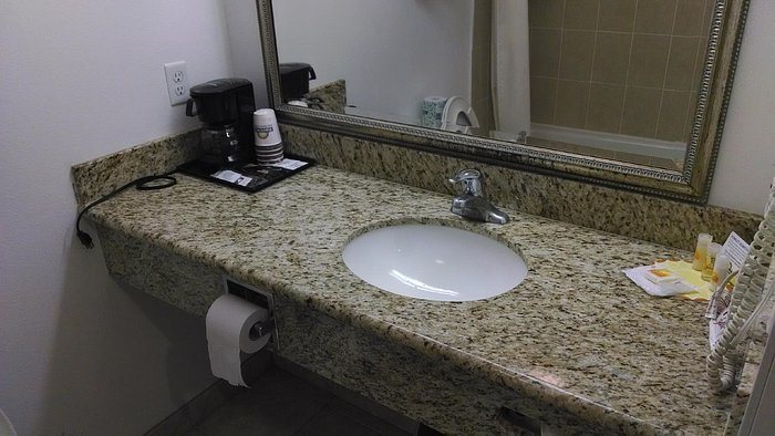 Harbor Inn Suites — Bathroom