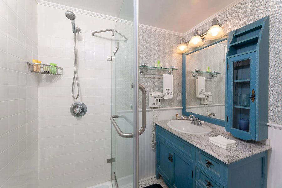 Harbor Knoll Bed Breakfast — Bathroom