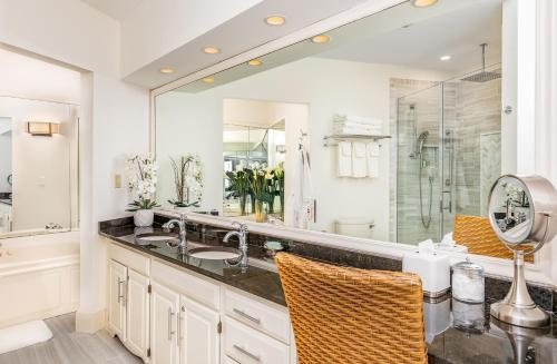 Harbor Light Inn — Bathroom